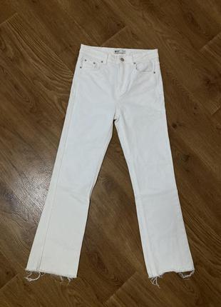 Белые прямые джинсы
