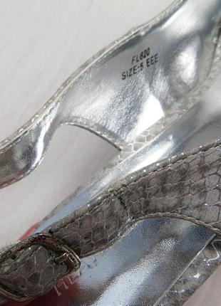 Серебристые босоножки на каблуке8 фото