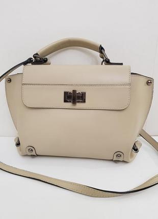 Красивая кожаная сумка crossbody италия.
состояние очень хорошее.1 фото