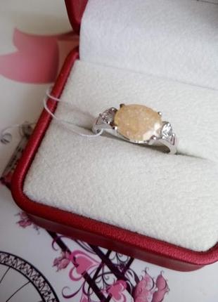 Серебряное кольцо с натуральным золотым снежным кварцем и белыми цирконами