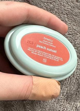 Кремовые румяна с натуральным финишем tarte breezy cream blush peach sunset 5 грамм4 фото