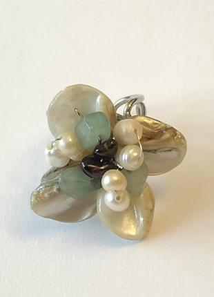 Кольцо из перламутра жемчужин и гранат.