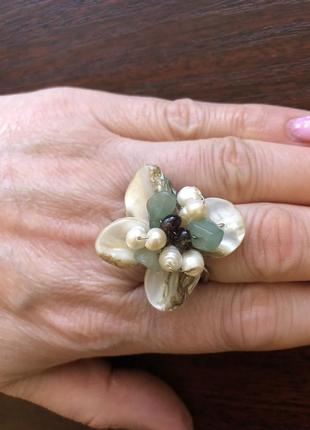 Кольцо из перламутра жемчужин и гранат.