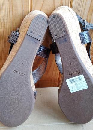 Нові стильні зручні босоніжки clarks шкіряна устілка5 фото