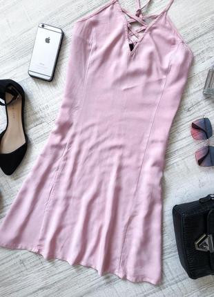 Розовое пудровое платье на бретелях с переплётом на груди hm7 фото