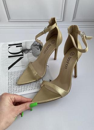 Золоті босоніжки boohoo