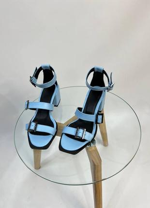 Голубые босоножки с пряжками на квадратном каблуке с натуральной кожи4 фото