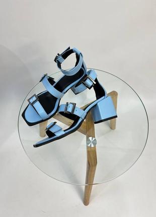 Голубые босоножки с пряжками на квадратном каблуке с натуральной кожи3 фото