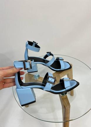 Голубые босоножки с пряжками на квадратном каблуке с натуральной кожи5 фото