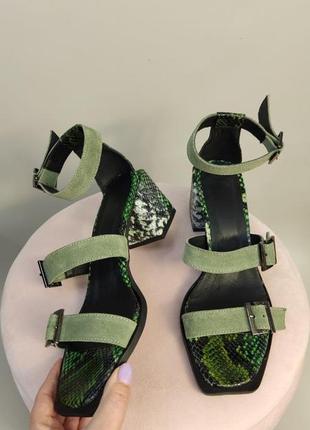 Зелёные босоножки с пряжками на квадратном каблуке натуральная замша и кожа