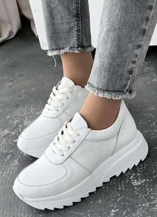 Кроссовки из натуральной кожи.