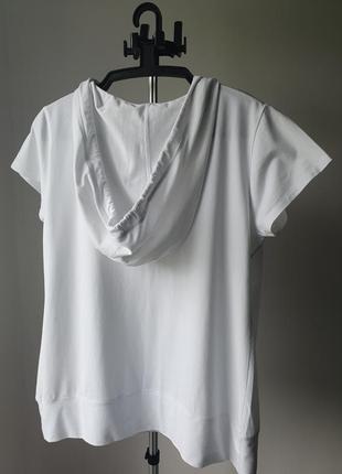 Белая спортивная хлопковая футболка с капюшоном5 фото