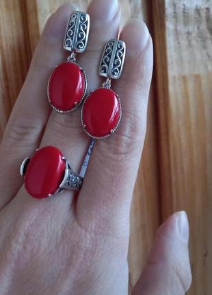 Серебряные серьги с красным кораллом овальной формы