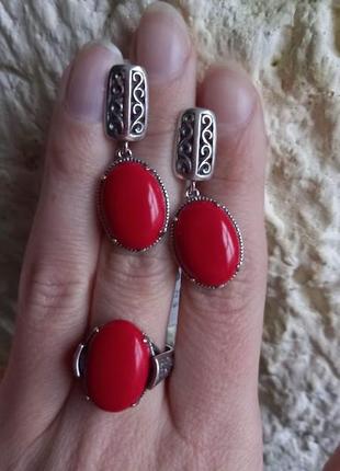 Серебряные серьги с красным кораллом овальной формы