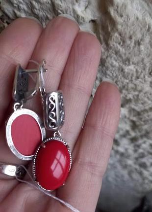 Серебряные серьги с красным кораллом овальной формы
