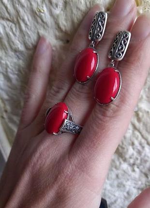 Серебряные серьги с красным кораллом овальной формы