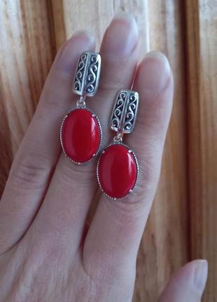 Серебряные серьги с красным кораллом овальной формы
