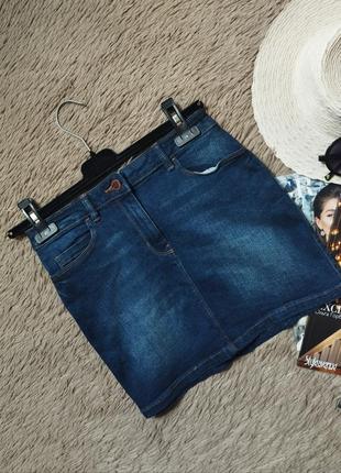 Гарна коротка джинсова спідниця на дівчинку