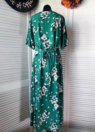 Платье миди длиное на пуговицах под пояс зеленого цвета в цветочный принт9 фото