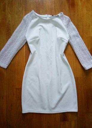 Белое короткое платье с кружевными рукавами