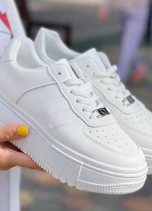 Белые базовые кроссовки.