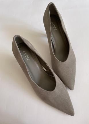 Зручні замшеві сірі туфлі човники каблук kitten heel papaya