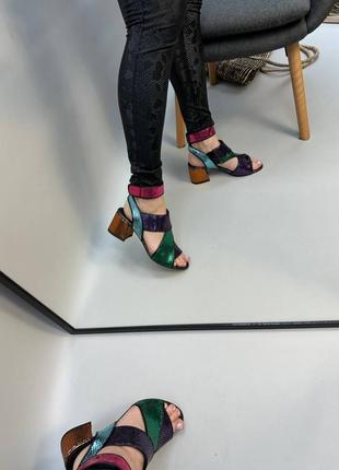 Разноцветные яркие босоножки на удобном каблуке4 фото