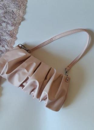 Светло-розовая плиссированная сумочка-багет8 фото