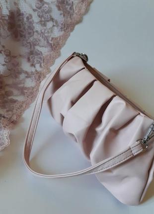 Светло-розовая плиссированная сумочка-багет4 фото