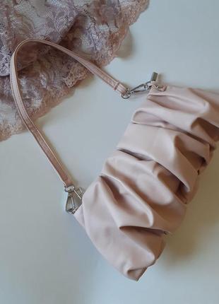 Светло-розовая плиссированная сумочка-багет7 фото