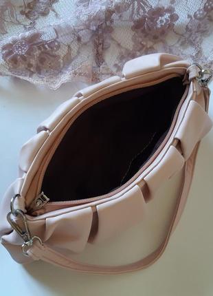 Светло-розовая плиссированная сумочка-багет9 фото