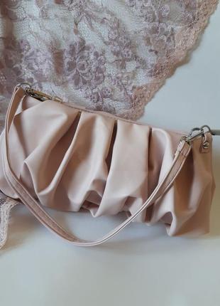 Светло-розовая плиссированная сумочка-багет10 фото