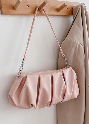 Светло-розовая плиссированная сумочка-багет3 фото