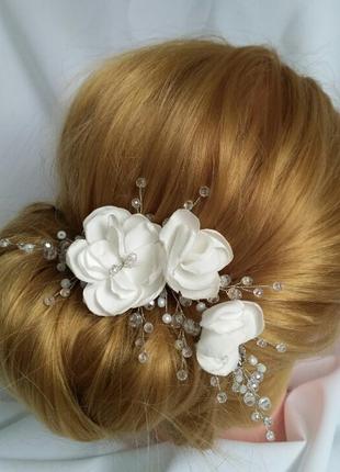 Кришталева гілочка в зачіску з намистин і квітів білого кольору, ободок "білі квіти"