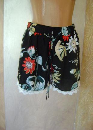 Легкі штапельні шортики в квітковий принт