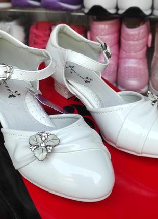 Белые лаковые туфли на каблуке для девочки праздничные4 фото
