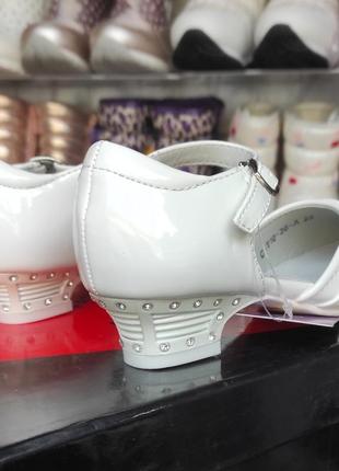 Белые лаковые туфли на каблуке для девочки праздничные8 фото