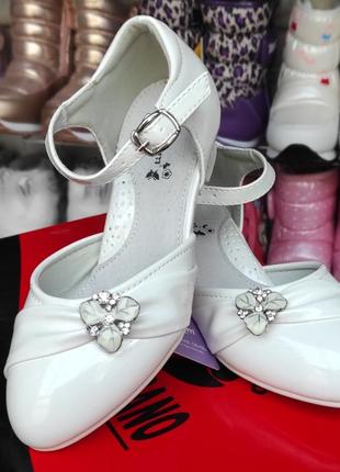Белые лаковые туфли на каблуке для девочки праздничные7 фото