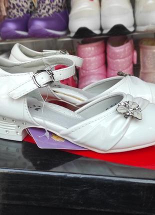 Белые лаковые туфли на каблуке для девочки праздничные3 фото