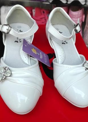 Белые лаковые туфли на каблуке для девочки праздничные2 фото