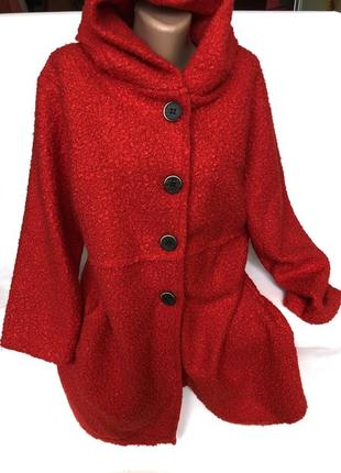 Стильное красное пальто легкое