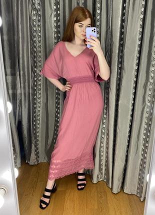 Платье с кружевной отделкой розового цвета