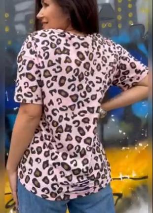 Женская удлененная футболка коралловый леопард с принтом.2 фото