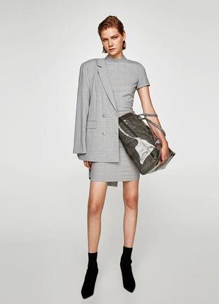 Стильное клетчатое платье футляр в клетку с драпировкой длины миди от zara