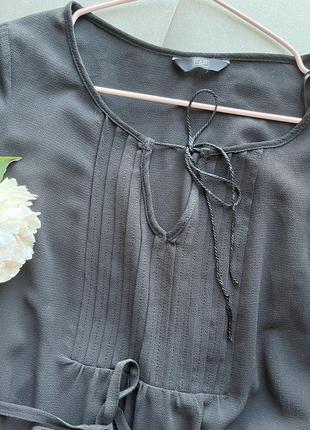 Черное платье с вышивкой на рукавах и вырезом на груди с пояском5 фото