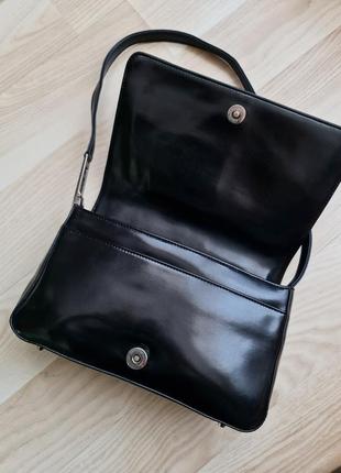Guess кожаная сумка женская черная сумка на плечо с короткой ручкой сумка черная guess багет листиноша3 фото