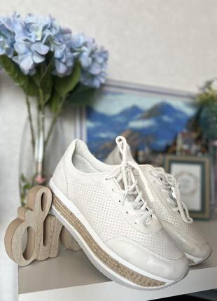 Ефектні білі кросівки на танкетці