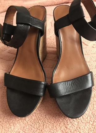 Стильні шкіряні босоніжки на танкетці calvin klein