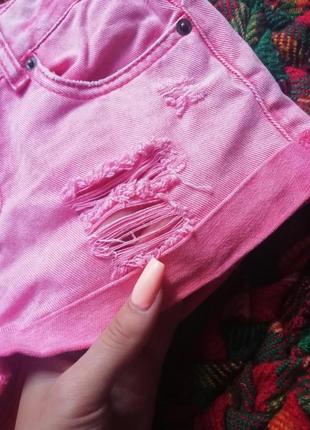 Яркие розовые джинсовые шорты5 фото
