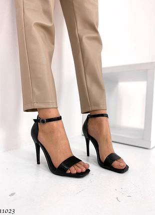 Босоножки на каблуке